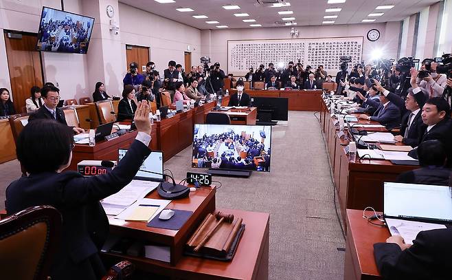 추미애 법사위원장과 더불어민주당 의원들이 1월 국회 법제사법위원회 전체회의에서 거수로 투표하고 있다. 임현동 기자