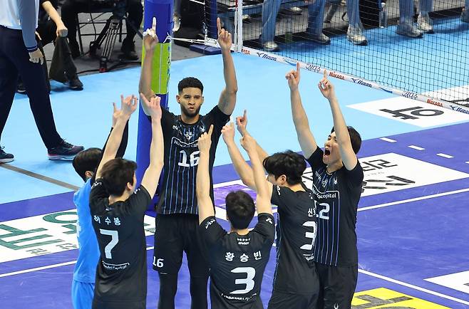 기뻐하는 현대캐피탈   (인천=연합뉴스) 임순석 기자 = 22일 인천 계양체육관에서 열린 프로배구 V리그 남자부 대한항공과 현대캐피탈 경기. 득점에 성공한 현대캐피탈 선수들이 기뻐하고 있다. 2026.2.22   soonseok02@yna.co.kr (끝)  〈저작권자(c) 연합뉴스, 무단 전재-재배포, AI 학습 및 활용 금지〉