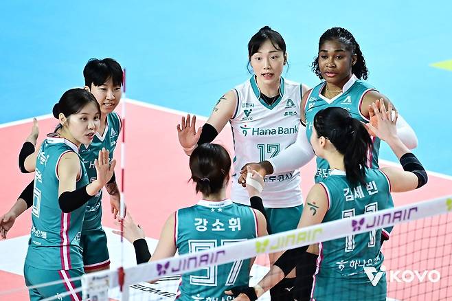 '타나차 없는' 도로공사, 정관장 꺾고 선두 굳히기 돌입   (서울=연합뉴스) 여자 프로배구 한국도로공사가 최하위 정관장을 제물 삼아 선두 독주 체제 굳히기에 들어갔다.   한국도로공사는 27일 경북 김천체육관에서 열린 진에어 2025-2026 V리그 홈경기에서 20점을 뽑은 외국인 공격수 레티치아 모마 바소코(등록명 모마)를 앞세워 정관장을 세트 점수 3-0(25-22 25-20 25-19)으로 완파했다. 사진은 득점 후 기뻐하는 도로공사 선수들. 2026.2.27 [한국배구연맹 제공. 재판매.DB 금지]   photo@yna.co.kr (끝)  〈저작권자(c) 연합뉴스, 무단 전재-재배포, AI 학습 및 활용 금지〉