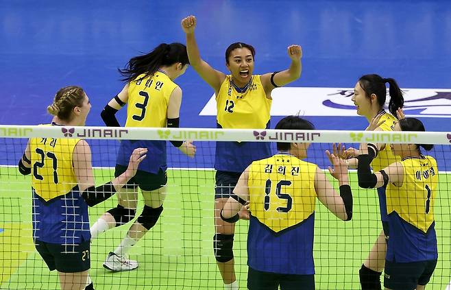 (서울=뉴스1) = 현대건설 선수들이 8일 수원실내체육관에서 열린 진에어 2025-26 V-리그 프로배구대회 현대건설과 페퍼저축은행과의 경기에서 득점을 올린 후 환호하고 있다. (현대건설 배구단 제공. 재판매 및 DB 금지) 2026.3.8/뉴스1