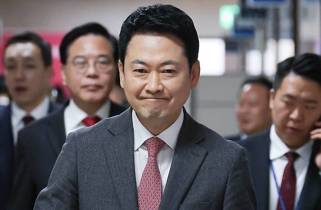 장동혁 국민의힘 대표(가운데)가 9일 국회에서 열린 최고위원회의를 마치고 이동하고 있다. 임현동 기자