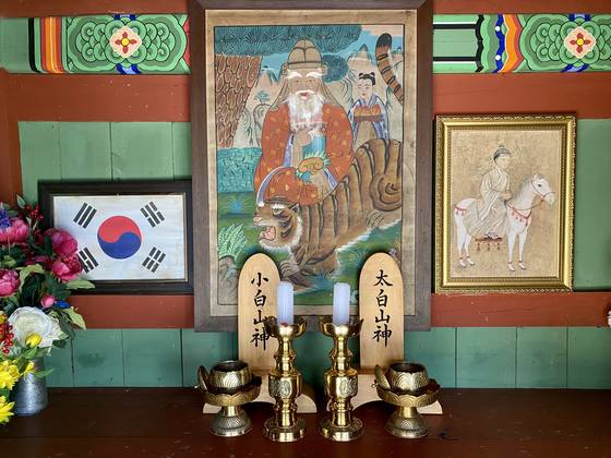 고치령 정상의 산령각 내부. 소백산신과 태백산신을 모시는 이곳은 영월에 유배된 단종(이홍위)과 고개 너머 영주에 유배된 단종의 숙부이자 세종의 여섯째 아들 금성대군(이유)도 기린다. 김홍준 기자