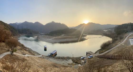 단종이 유배된 강원도 영월군의 청령포(淸冷浦). 남한강 상류의 서강이 휘돌아 삼면이 물이고, 한쪽으로는 육륙봉의 험준한 암벽이 솟아 있다. 김홍준 기자