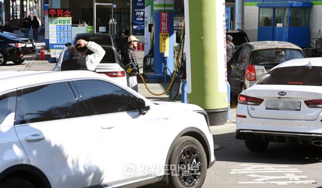 ▲ 중동 정세 불안으로 인한 국제 유가가 급등하고 있는 가운데 8일 춘천의 한 주유소가 주유하는 차량들로 붐비고 있다. 방도겸 기자