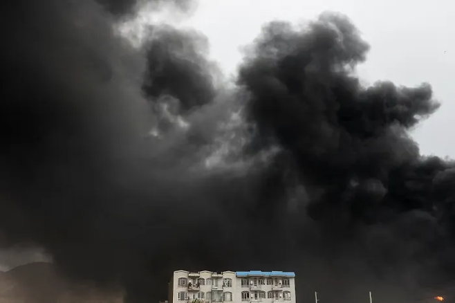 8일(현지시간) 이란 수도 테헤란 상공이 석유 저장고 폭발 사고로 인해 검은 연기로 뒤덮여 있다. 로이터연합뉴스
