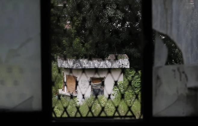 동두천시 낙검자 수용소 2층 방의 창문 쇠창살 너머로 보이는 감시초소. 김창길 기자