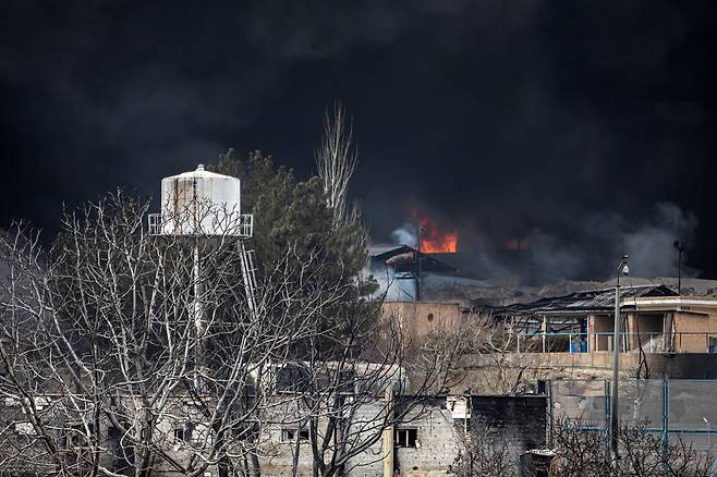 8일(현지시간) 이란 테헤란 수도 북서쪽에서 이스라엘·미국 공격을 받은 석유 저장소 위로 검은 연기가 솟아오르고 있다. UPI연합뉴스