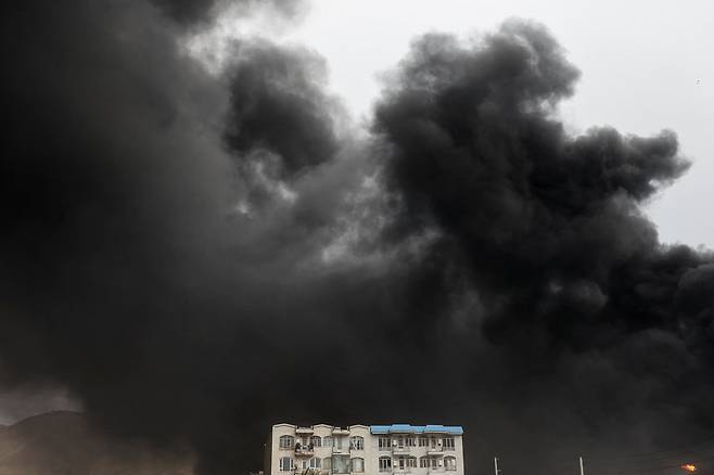 8일(현지시간) 이란 수도 테헤란 상공이 석유 저장고 폭발 사고로 인해 검은 연기로 뒤덮여 있다. 로이터연합뉴스