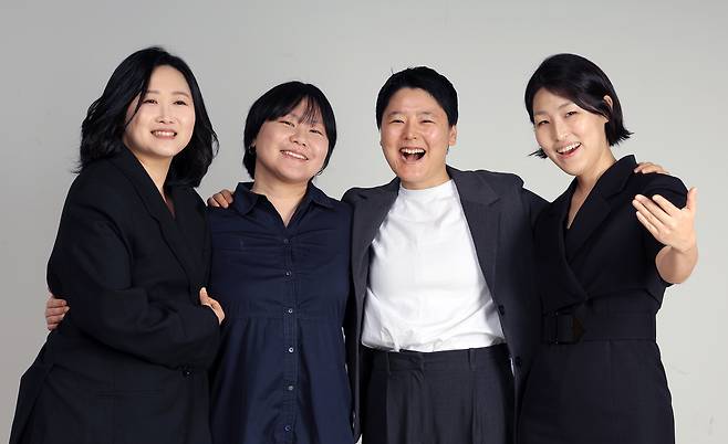 3.8 여성의날 기념 공연 <암탉이 울면 나라가 망한다!> 무대에 오르는 스탠드업 코미디언들이 4일 서울 정동 경향신문사에서 인터뷰 시작 전 촬영을 하고 있다. 왼쪽부터 강안리, 최기문, 전인, 정성은씨. 서성일 선임기자