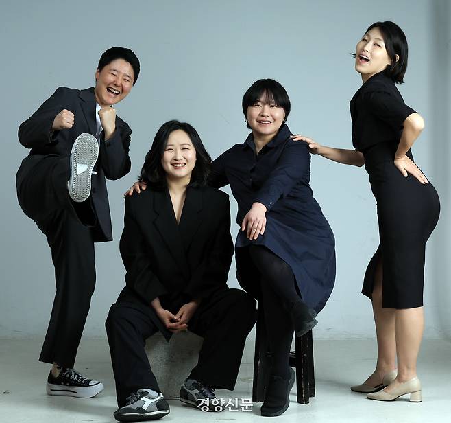 3.8 여성의날 기념 공연<암탉이 울면 나라가 망한다!> 무대에 오르는 스탠드업 코미디언들이 4일 서울 정동 경향신문사에서 인터뷰 시작 전 촬영을 하고 있다. 왼쪽부터 전인, 강안리, 최기문, 정성은씨. 서성일 선임기자