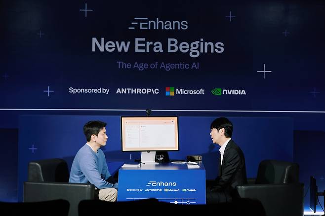 Lee Se-deol (right) appears with Enhans CEO Lee Seung-hyun at the Four Seasons Hotel in Seoul on Monday during an event timed to the 10th anniversary of his AlphaGo match there, with the startup showcasing an AI system built to carry out multi-step tasks autonomously. (Enhans)