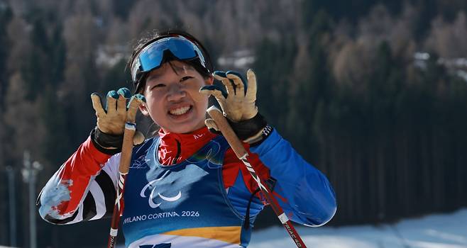 8일(현지시간) 이탈리아 테세로 크로스컨트리 스타디움에서 열린 2026 밀라노·코르티나 동계패럴림픽 파라바이애슬론 여자 스프린트 좌식 12.5㎞ 결승에서 한국 김윤지가 결승선을 통과한 뒤 세리머니를 하고 있다. 연합뉴스