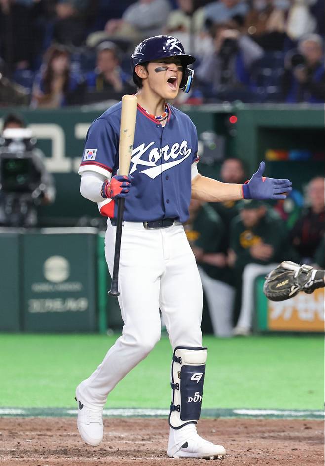 한국 김도영이 9일 일본 도쿄돔에서 열린 2026 월드베이스볼클래식(WBC) C조 조별리그 최종전 대한민국과 호주의 경기에서 9회초 볼넷 출루에 환호하고 있다. 연합뉴스