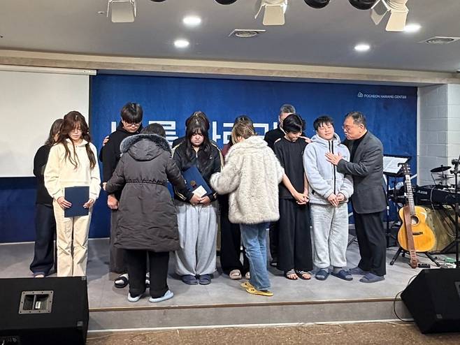 최근 경기도 포천시 하랑센터에서 졸업생들에게 장학증서를 전달하고 센터 교사들이 축복기도를 해주고 있는 모습. 하랑센터 제공