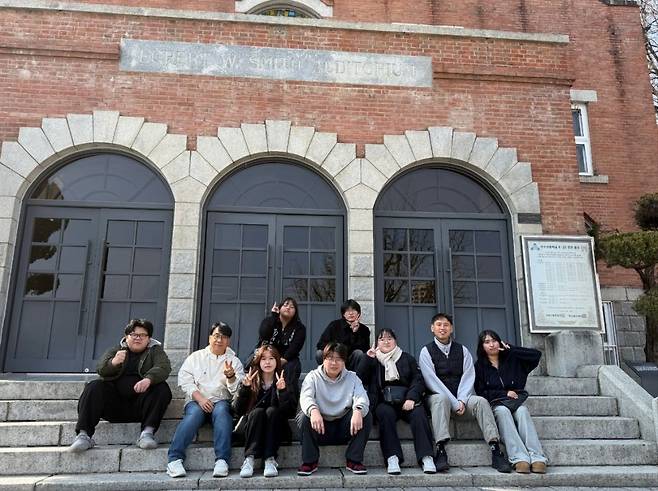 오른쪽은 지난달 하랑센터 졸업생들과 박승호 목사가 전북 전주시 전주서문교회에서 졸업여행 중 기념촬영을 한 모습. 하랑센터 제공