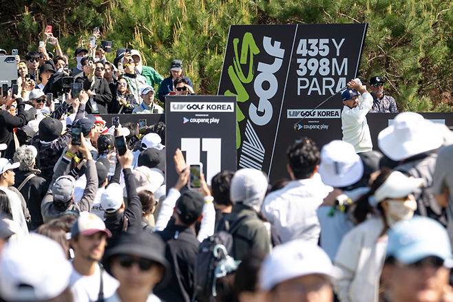 리브(LIV) 골프 코리아 최종 라운드에서 브라이슨 디섐보(Bryson DeChambeau)가 11번 홀 티샷을 하고 있다./부산시 제공