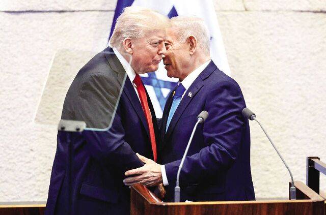 도널드 트럼프 미국 대통령과 베냐민 네타냐후 이스라엘 총리가 지난해 10월 13일(현지시간) 이스라엘 예루살렘에 있는 크네세트(의회)에서 귓속말을 주고받고 있다. 당시 이스라엘과 팔레스타인 무장정파 하마스는 가자지구 전쟁 일시 휴전 및 인질·포로 교환에 합의했다. 로이터연합뉴스