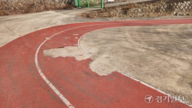 광명시 사성공원 체육시설 내 트랙 일부가 파손된 채 방치되고 있다. 한준호기자