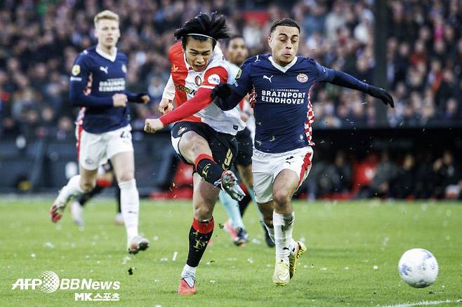 페예노르트에서 활약 중인 일본 축구 대표팀 공격수 우에다 아야세(사진 왼쪽). 사진=AFPBBNews=News1