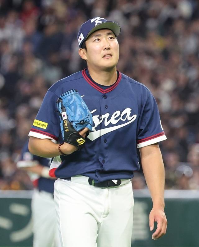 9일 일본 도쿄돔에서 열린 2026 월드베이스볼클래식(WBC) C조 조별리그 최종전 대한민국과 호주의 경기. 1회말을 무실점으로 마친 한국 선발 투수 손주영이 더그아웃으로 향하고 있다. 사진=연합뉴스