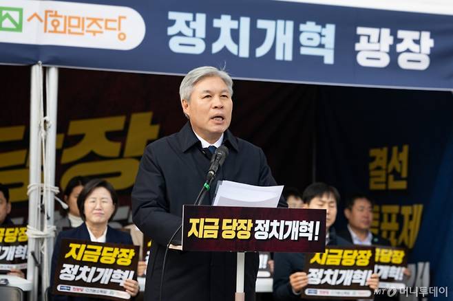 (서울=뉴스1) 유승관 기자 = 서왕진 조국혁신당 원내대표가 9일 서울 여의도 국회 본청 앞에서 열린 '국회를 정치개혁의 광장으로!' 개혁진보4당 정치개혁 농성 출범식에서 모두 발언을 하고 있다. 2026.3.9/뉴스1 Copyright (C) 뉴스1. All rights reserved. 무단 전재 및 재배포, AI학습 이용 금지. /사진=(서울=뉴스1) 유승관 기자
