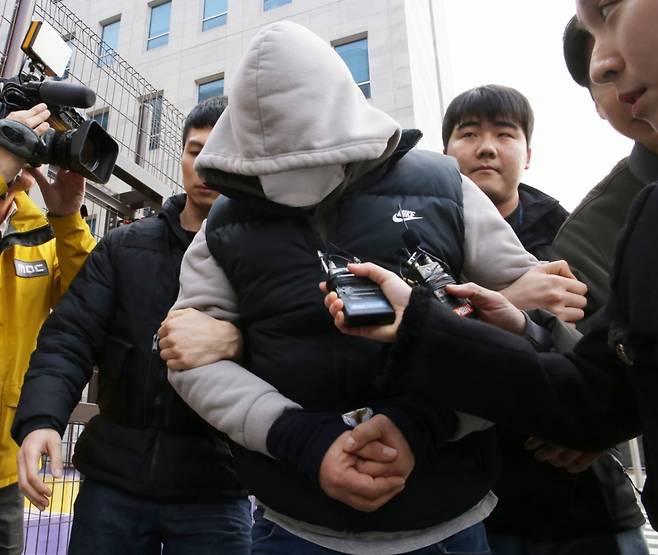 충북 옥천군에서 금전문제로 지인을 살해한 뒤 인근 야산에 시신을 유기한 40대 남성이 9일 청주지법에서 구속 전 피의자 심문(영장실질심사)을 받기 위해 출석하고 있다. /사진=뉴시스