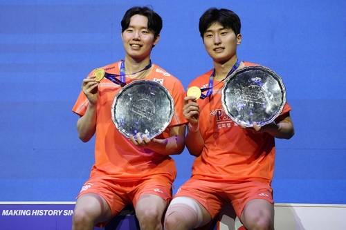 서승재(왼쪽)와 김원호가 9일 오전(한국시간) 2026 BWF 월드투어 슈퍼 1000 전영오픈 남자복식 트로피와 금메달을 손에 들고 미소를 짓고 있다. AFP연합뉴스