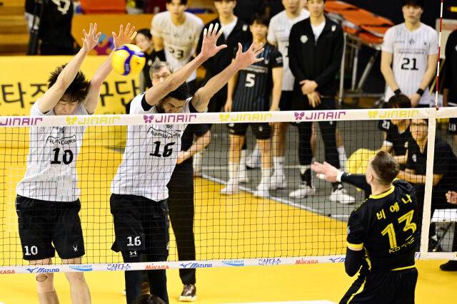 김진영이 비예나의 공격을 막고 있다. / 한국배구연맹 (KOVO)