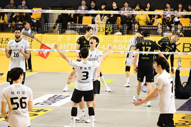 7개의 블로킹을 성공 시키며 팀 동료들과 기뻐하는 김진영. / 한국배구연맹 (KOVO)