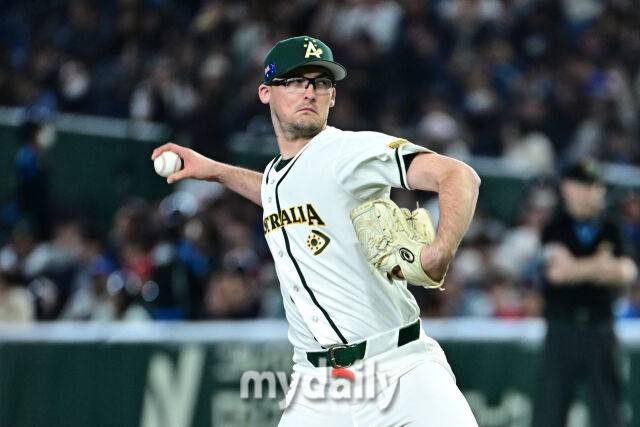 9일 일본 도쿄돔에서 열린 2026 월드 베이스볼 클래식(WBC) 조별리그 한국-호주 경기. 호주 윈이 2회초 2사 1-2루에 교체되 힘차게 투구하고 있다./도쿄(일본)=한혁승 기자