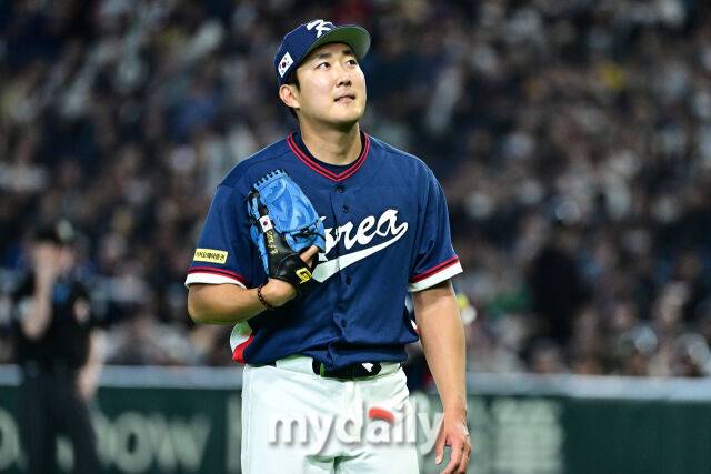 9일 일본 도쿄돔에서 열린 2026 월드 베이스볼 클래식(WBC) 조별리그 한국-호주 경기. 선발 손주영이 1회 무실점 수비를 마치고 더그아웃으로 향하고 있다./도쿄(일본)=한혁승 기자