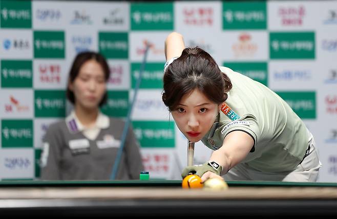 정수빈이 집중한 채 샷 준비를 하고 있다.