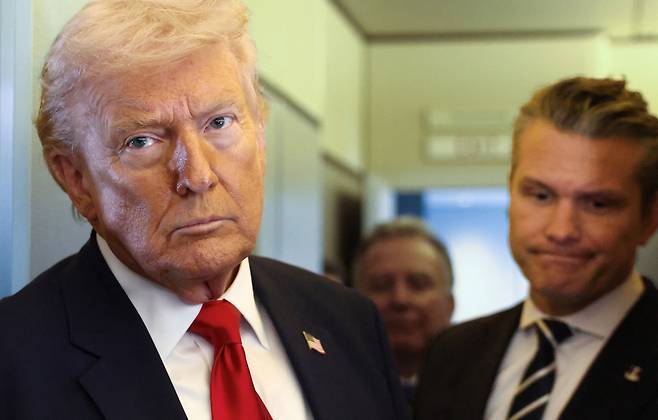 도널드 트럼프 미국 대통령(왼쪽)이 피트 헤그세스 국방장관과 함께 델라웨어주 도버에서 플로리다주 마이애미로 향하는 에어포스 원 기내에서 취재진과 이야기하고 있다. [로이터]