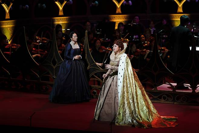 오페라 ‘로베르토 데브뢰’에서 엘리자베스 1세 여왕 역을 맡은 최지은(오른쪽)과 사라 역의 김정미(왼쪽) [세아이운형문화재단 제공]