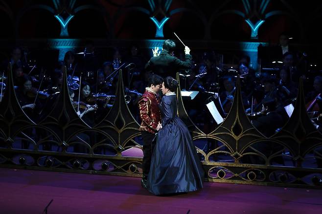 오페라 ‘로베르토 데브뢰’의 로베르토와 사라 [세아이운형문화재단 제공]