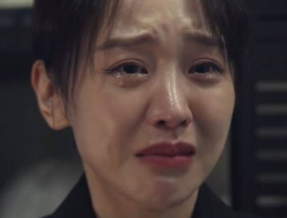 넷플릭스는 주연급 배우들의 출연료를 5억~8억원대까지 끌어 올려 제작비 상승의 주된 원인으로 꼽혀왔다가 최근 출연료 상한선을 3억원대로 제한한 바 있다. 사진은 넷플릭스 오리지널 레이디두아 한 장면. 기사와 직접적인 관련없음 [넷플릭스 캡처]