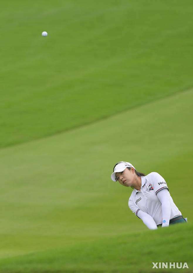 [링수이=신화/뉴시스] 이미향이 6일(현지 시간) 중국 하이난성 링수이의 지안 레이크 블루베이 골프클럽에서 미국여자프로골프(LPGA) 투어 블루베이 LPGA 2라운드에서 샷하고 있다. 이미향은 중간 합계 11언더파 133타로 단독 선두에 올랐다. 2026.03.06.