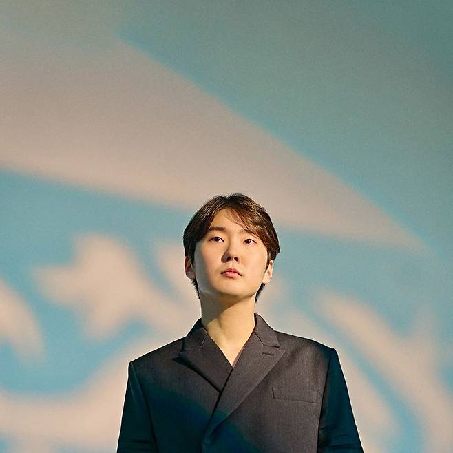 [통영=뉴시스] 신정철 기자= 경남 통영시는 오는 27일부터 4월 5일까지 열흘간 펼쳐지는 2026 통영국제음악제에 출연하는 세계적인 피아니스트 조성진이 오는 27일 오전 11시, 통영시 관내 중·고등학생들을 위한 ‘스쿨콘서트’를 연다고 9일 밝혔다.사진은 피아니스트 조성진 프로필.(사진=통영시 제공).2026.03.09. photo@newsis.com *재판매 및 DB 금지