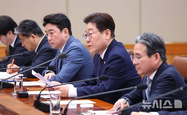 [서울=뉴시스] 고범준 기자 = 이재명 대통령이 9일 청와대에서 열린 중동 상황 관련 비상경제점검회의에서 발언하고 있다. 2026.03.09. bjko@newsis.com