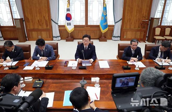 [서울=뉴시스] 고범준 기자 = 이재명 대통령이 9일 청와대에서 열린 중동 상황 관련 비상경제점검회의에서 발언하고 있다. 2026.03.09. bjko@newsis.com