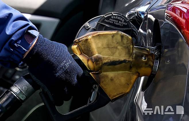 [대구=뉴시스] 이무열 기자 = 미국과 이스라엘의 이란 공습에 따른 중동 정세 불안 여파로 국내 주유소 기름값이 가파르게 상승한 8일 대구 시내 한 주유소에서 직원이 주유하고 있다. 2026.03.08. lmy@newsis.com