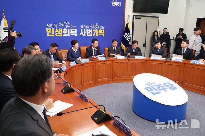 [서울=뉴시스] 조성봉 기자 = 정청래 더불어민주당 대표가 9일 오전 서울 여의도 국회에서 열린 최고위원회의에서 발언을 하고 있다. 2026.03.09. suncho21@newsis.com