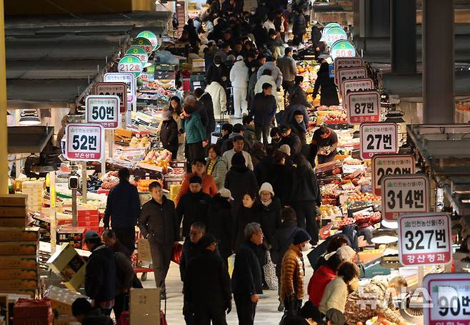 [인천=뉴시스] 전진환 기자 = 설 연휴를 이틀 앞둔 12일 오후 인천 남동구 남촌농산물도매시장이 제수용 및 선물용 과일을 구입하려는 시민들로 붐비고 있다.2026.02.12. amin2@newsis.com