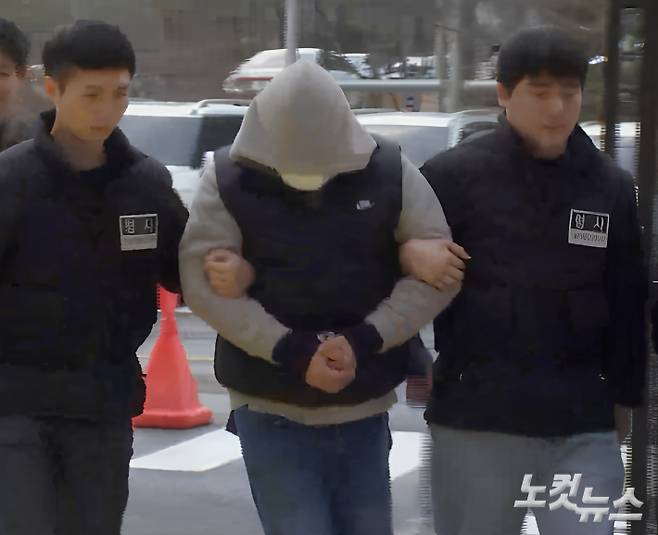 A씨가 영장실질심사를 받기 위해 법원에 출석하고 있다. 임성민 기자