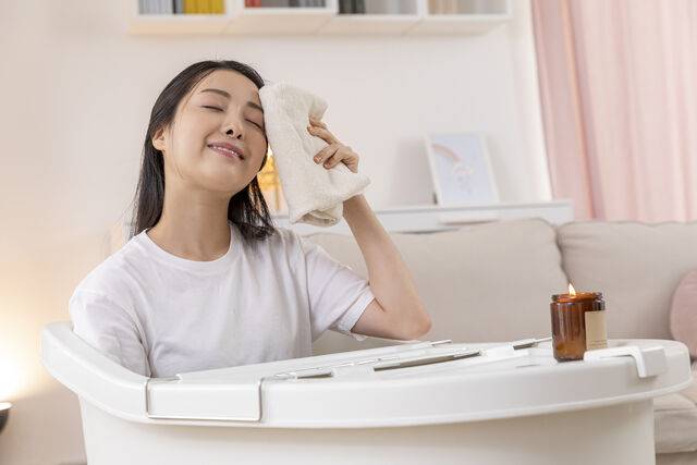 반신욕은 하체와 발의 혈액을 심장으로 천천히 끌어올려 체온을 서서히 높일 수 있다. 클립아트코리아