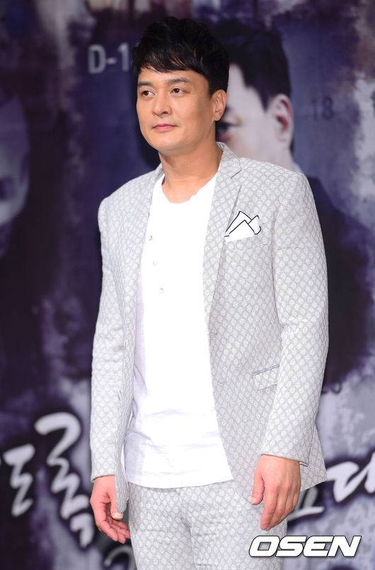 [OSEN=박준형 기자] 31일 오후 서울 논현동 컨벤션헤리츠에서 진행된 MBC 새 수목드라마 '투윅스'(극본 소현경 연출 손형석, 최정규) 제작발표회에서 배우 조민기가 포즈를 취하고 있다드라마 '투윅스'는 의미 없는 삶을 살다 살인누명을 쓴 한 남자가 자신에게 백혈병에 걸린 어린 딸이 있다는 사실을 알게 되고 딸의 생명을 살리기 위해 고군분투하는 2주간의 이야기를 그리는 드라마다. '내 딸 서영이'(2012), '찬란한 유산'(2009) 등을 집필한 소현경 작가와 '개인의 취향'(2010), '굳세어라 금순아'(2005) 등을 연출한 손형석 PD의 만남으로 주목받고 있다. '여왕의 교실' 후속으로 오는 8월 7일 오후 10시에 방송된다. / soul1014@osen.co.kr