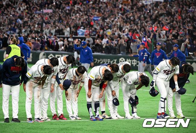 [OSEN=도쿄(일본), 손용호 기자] 한국 대표팀이 연장 접전 끝에 다시 한 번 대만에 패했다. 경기를 마치고 한국 선수들이 인사를 하고 있다. 2026.03.08&nbsp;/spjj@osen.co.kr