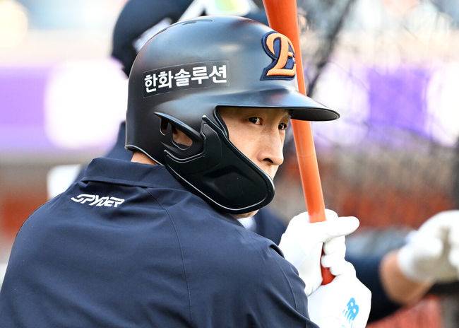 [OSEN=대전, 이대선 기자] 24일 오후 대전 한화생명볼파크에서 2025 신한 SOL Bank KBO리그 포스트시즌 플레이오프 5차전 한화 이글스와 삼성 라이온즈의 경기가 열렸다.한화는 코디 폰세, 삼성은 최원태를 선발 투수로 내세웠다.경기에 앞서 한화 손아섭이 훈련을 하고 있다. 2025.10.24 /sunday@osen.co.kr