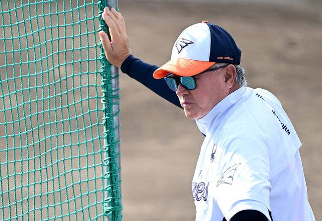 [OSEN=오키나와(일본), 최규한 기자] 프로야구 한화 이글스가 21일 일본 오키나와 고친다 구장에서 스프링 캠프 훈련을 펼쳤다.한화는 이번 2차 오키나와 캠프에서 총 9차례의 연습경기를&nbsp;통해 전력을 가다듬을 예정이다.한화 김경문 감독이 선수들의 훈련을 주시하고 있다. 2026.02.21 / dreamer@osen.co.kr