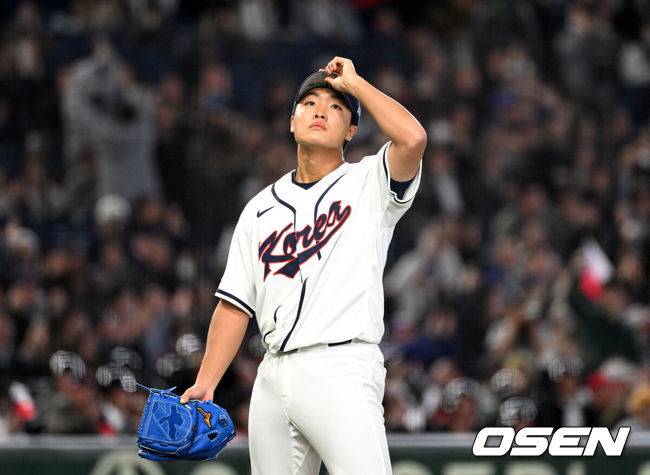 [OSEN=도쿄(일본), 손용호 기자] 5일 일본 도쿄돔에서 월드베이스볼클래식(WBC) 조별리그 C조 한국과 체코의 경기가&nbsp;열렸다.한국은 소형준, 체코는 다니엘 파디샥을 선발투수로 내세웠다.2006년 4강, 2009년 준우승을 차지한 경험이 있는 한국은 이후 3개 대회(2013년, 2017년, 2023년)에서 모두 8강 토너먼트 진출에 실패했다. 이번 대회에서는 17년 만에 본선 토너먼트 진출을 노린다.5회초 1사 1,2루에서 한국 정우주가 체코 테린 바브라에게 스리런 홈런을 허용하고 아쉬워하고 있다. 2026.03.05&nbsp;/spjj@osen.co.kr
